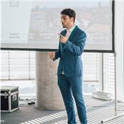 Titulado en Economía, con experiencia en preparación de alumnos para Selectividad, tanto en Matemáticas, como Economía